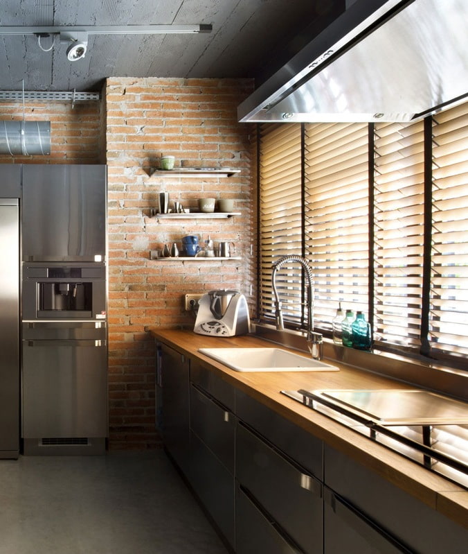 Деревянные жалюзи или их аналоги: что выбрать для кухни и влажных помещений